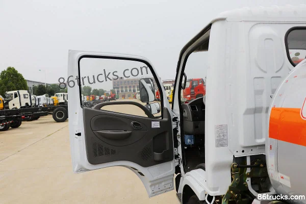 Dongfeng Duolika D5 20th Anniversary Edition 88hp 4X2(6 wheels) Fuel Tanker Truck (Chusheng Brand) Cab (1) | 86Trucks