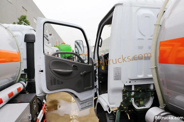 Dongfeng Duolika D6 20th Anniversary Edition 102hp 4X2(6 wheels) Flammable Liquid Tank Truck (Runzhixing Brand) Cab (1) | 86Trucks
