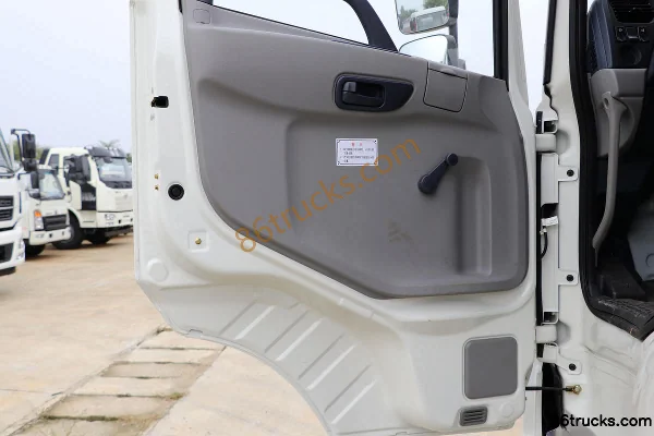Dongfeng Commercial Vehicle Tianjin 190hp 4X2(6 wheels) oil transport truck (Chusheng brand) Cab (3) | 86Trucks