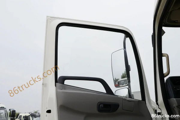 Dongfeng Commercial Vehicle Tianjin 190hp 4X2(6 wheels) oil transport truck (Chusheng brand) Cab (2) | 86Trucks
