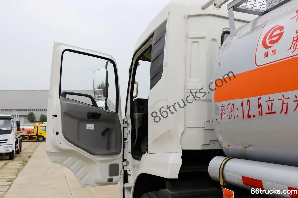 Dongfeng Commercial Vehicle Tianjin 190hp 4X2(6 wheels) oil transport truck (Chusheng brand) Cab (1) | 86Trucks