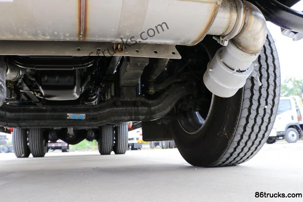 Dongfeng Commercial Vehicle Tianjin 190hp 4X2(6 wheels) oil transport truck (Chusheng brand) Chassis (3) | 86Trucks