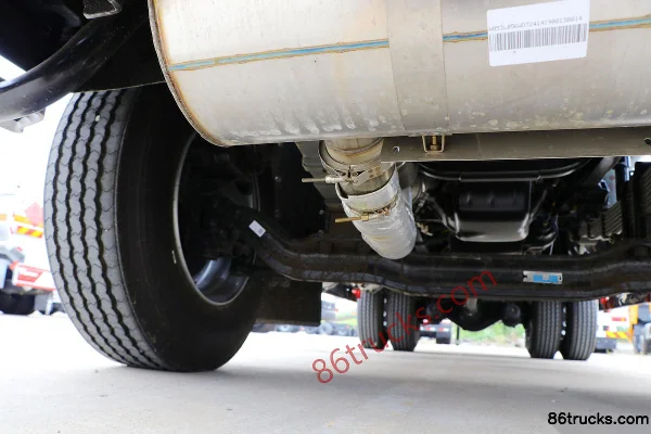 Dongfeng Commercial Vehicle Tianjin 190hp 4X2(6 wheels) oil transport truck (Chusheng brand) Chassis (2) | 86Trucks