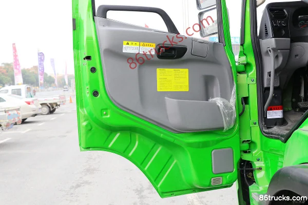 Dayun Fengdu 160 hp 4X2(6 wheels) Water Sprinkler Truck Cab (3) | 86Trucks
