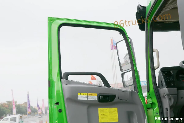 Dayun Fengdu 160 hp 4X2(6 wheels) Water Sprinkler Truck Cab (2) | 86Trucks