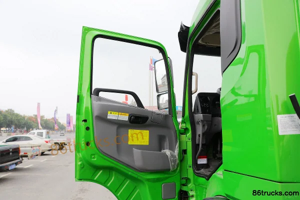 Dayun Fengdu 160 hp 4X2(6 wheels) Water Sprinkler Truck Cab (1) | 86Trucks