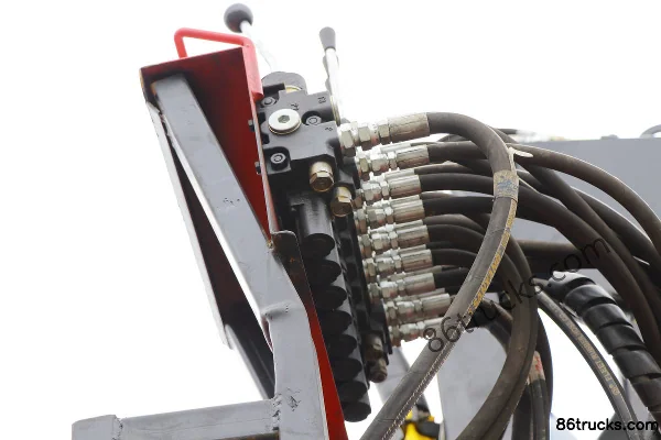 Dayun Yuntu 220 hp 4X2(6 wheels) Grapple Crane Truck Body (3) | 86Trucks
