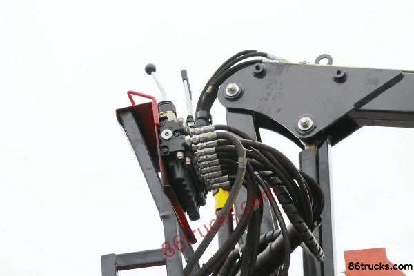Dayun Yuntu 220 hp 4X2(6 wheels) Grapple Crane Truck Body (2) | 86Trucks