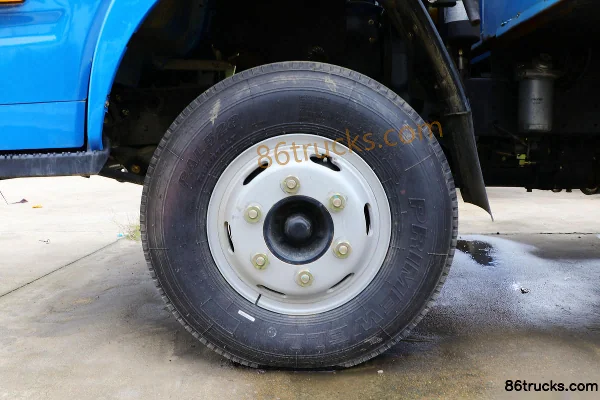 Yuejin Kaituo X500 125hp 4X2(6 wheels) Flatbed Truck Chassis (1) | 86Trucks