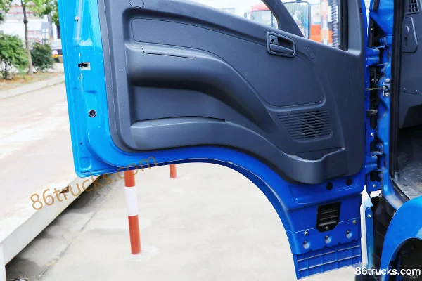 Yuejin Kaituo X500 125hp 4X2(6 wheels) Flatbed Truck Cab (3) | 86Trucks