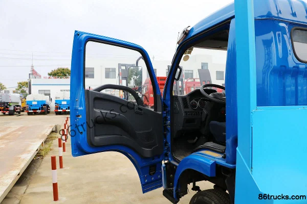 Yuejin Kaituo X500 125hp 4X2(6 wheels) Flatbed Truck Cab (1) | 86Trucks