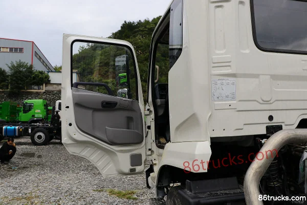 Dongfeng Tianjin KS 180 hp 4X2(6 wheels) 4.5m dump truck (8-speed) Cab (1) | 86Trucks