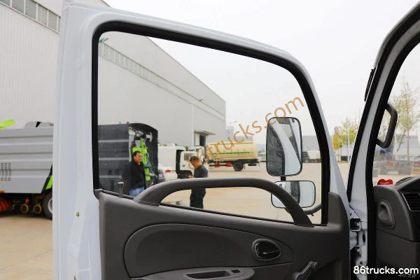 Dongfeng Duolika D6 20th Anniversary Edition 170 hp 4X2(6 wheels) Washing and Sweeping Truck (Chusheng) Cab (2) | 86Trucks