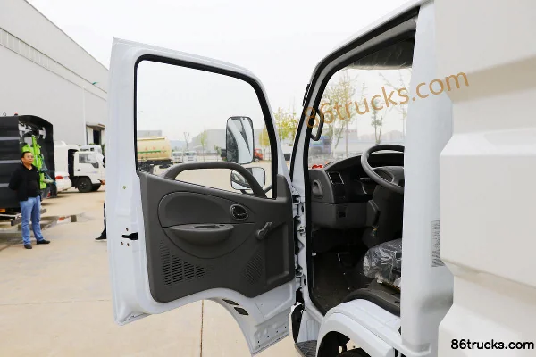Dongfeng Duolika D6 20th Anniversary Edition 170 hp 4X2(6 wheels) Washing and Sweeping Truck (Chusheng) Cab (1) | 86Trucks