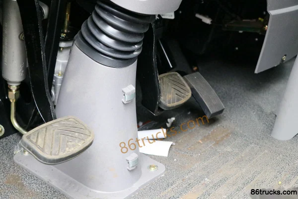 Dongfeng Qingyu 129 hp 4X2(6 wheels) 4m dump truck (EQ3042GLV3) Cab (2) | 86Trucks