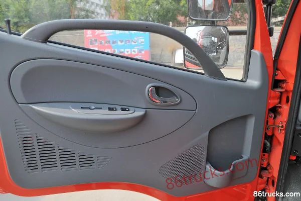 Dongfeng Duolika D6 115hp 4X2(6 wheels) 3.8m half-cab flatbed light truck (1) | 86Trucks