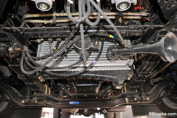 Dongfeng Duolika D6 115hp 4X2(6 wheels) 3.8m half-cab flatbed light truck Chassis (3) | 86Trucks