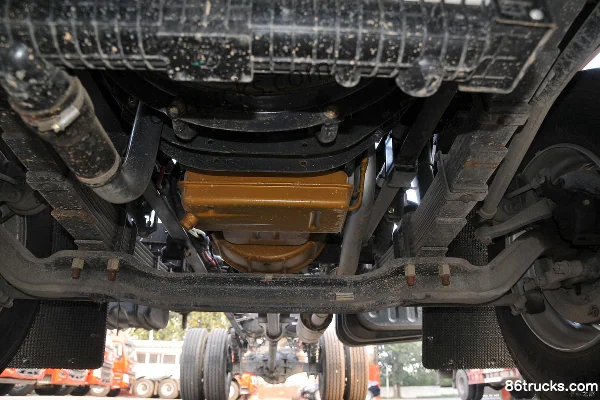Dongfeng Liuqi New Chenglong M3 200 hp 4X2(6 wheels) 6.2 m Stake Truck Chassis (1) | 86Trucks
