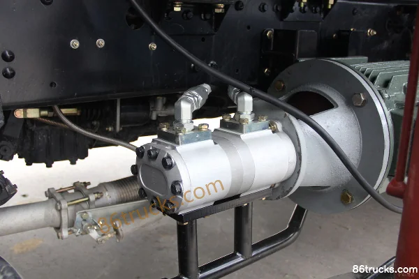 Dongfeng T5 160 hp 4X2(6 wheels) 10-ton Five-Section Boom Crane (Senyuan Brand) Chassis (3) | 86Trucks