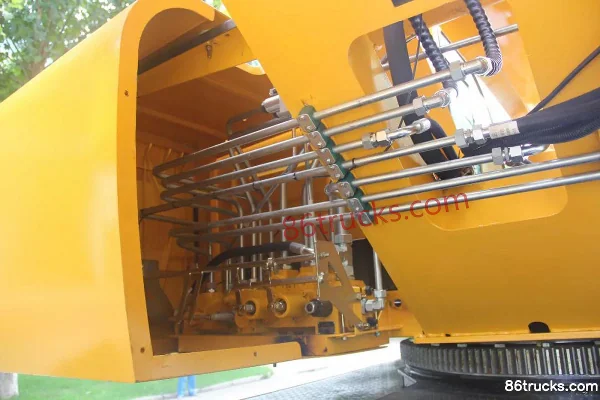 Senyuan Heavy Industry 170hp 4X2(6 wheels) 12-ton Four-Section Boom Crane Chassis (2) | 86Trucks