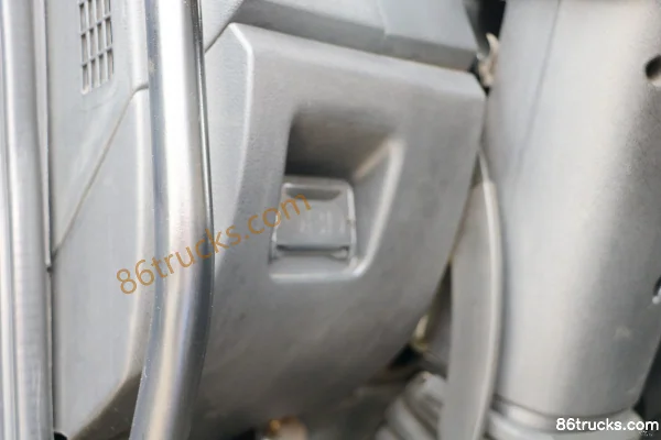 FAW Jiefang J6L Medium Truck Composite Type 180hp 4X2(6 wheels) 7.7m Van Cargo Truck Cab (3) | 86Trucks