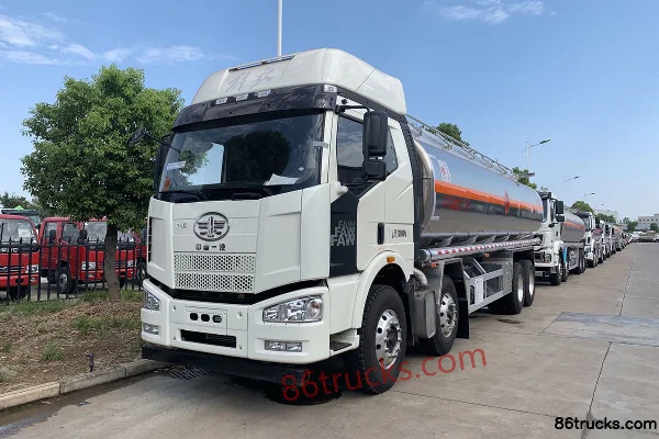 Chusheng Chusheng FAW Jiefang chassis fuel tanker truck