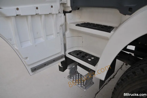 XCMG Hanfeng G7 375 hp 8X4(12 wheels) 5.5 cubic meter concrete mixer truck Cab (3) | 86Trucks