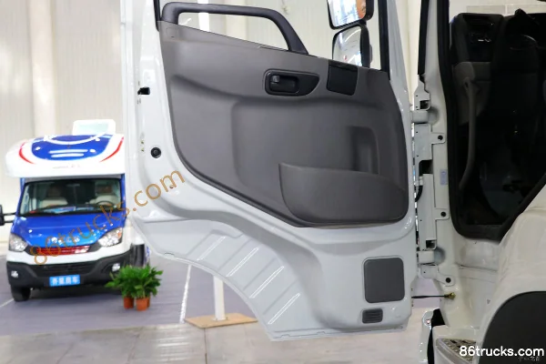 Dongfeng Commercial Vehicle Tianlong 350 ch 8X4(12 roues) camion citerne à huile en aluminium (marque Chusheng) Cabine (3) | 86Trucks