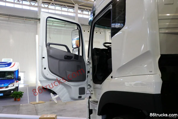Dongfeng Commercial Vehicle Tianlong 350 ch 8X4(12 roues) camion citerne à huile en aluminium (marque Chusheng) Cabine (1) | 86Trucks
