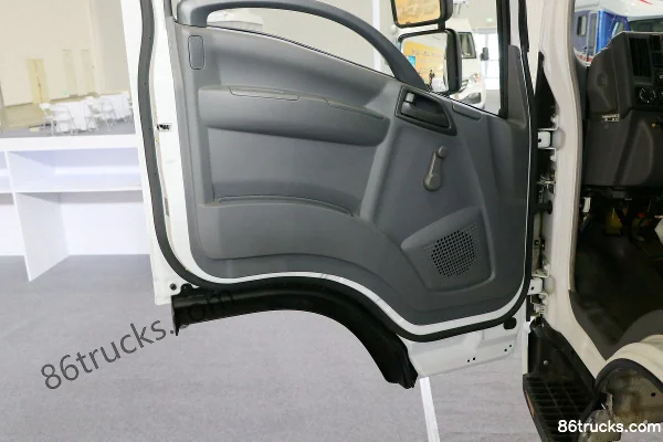 Qingling Isuzu 4X2(6 wheels) Compactor Garbage Truck (Chusheng Brand) Cab (3) | 86Trucks