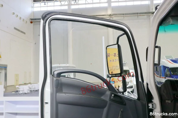 Qingling Isuzu 4X2(6 wheels) Compactor Garbage Truck (Chusheng Brand) Cab (2) | 86Trucks