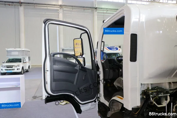 Qingling Isuzu 4X2(6 wheels) Compactor Garbage Truck (Chusheng Brand) Cab (1) | 86Trucks