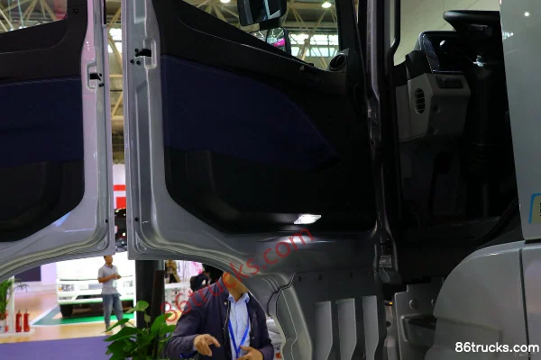 Foton Auman EST-A 6 Series Heavy Truck Crossing Edition 510 hp 6X4(10 wheels) AMT automatic tractor truck Cab (3) | 86Trucks