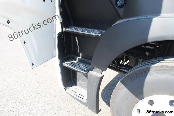 Sinotruk HOWO T7H Heavy Truck 540 hp 4X2(6 wheels) Tractor Truck Cab (3) | 86Trucks