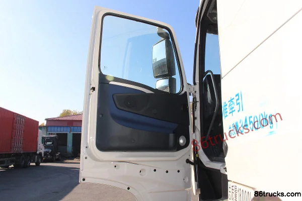 Sinotruk HOWO T7H Heavy Truck 540 hp 4X2(6 wheels) Tractor Truck Cab (1) | 86Trucks