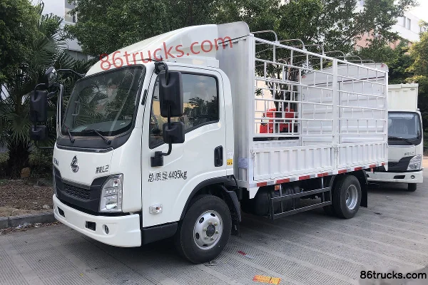Dongfeng Liuqi Chenglong L2 116hp 4X2(6 wheels) 4.2m Single Row Stake Cargo Truck Exterior (3) | 86Trucks