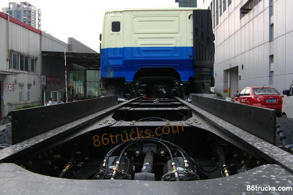 Hongyan Genlyon camion benne 340 ch 8X4(12 roues) 6.5 m (châssis) (2) | 86Trucks