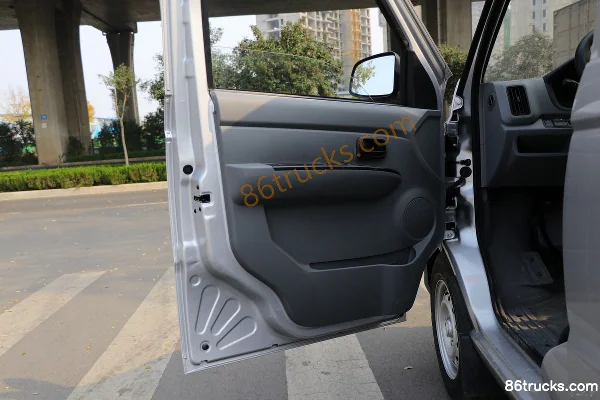 Foton Xiangling V 1.5L 115 hp 4X2(6 wheels) gasoline 2.3m double-row flatbed micro truck (China VI) Cab (3) | 86Trucks