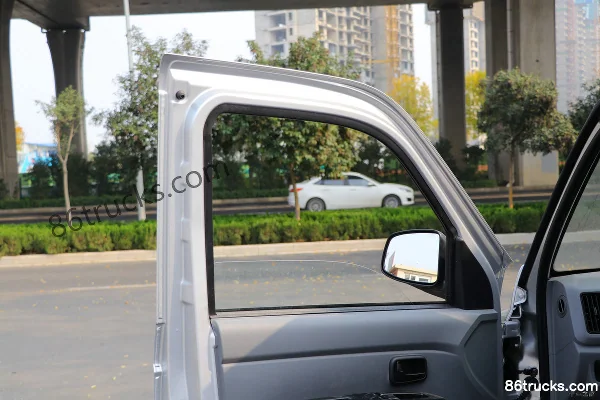 Foton Xiangling V 1.5L 115 hp 4X2(6 wheels) gasoline 2.3m double-row flatbed micro truck (China VI) Cab (2) | 86Trucks