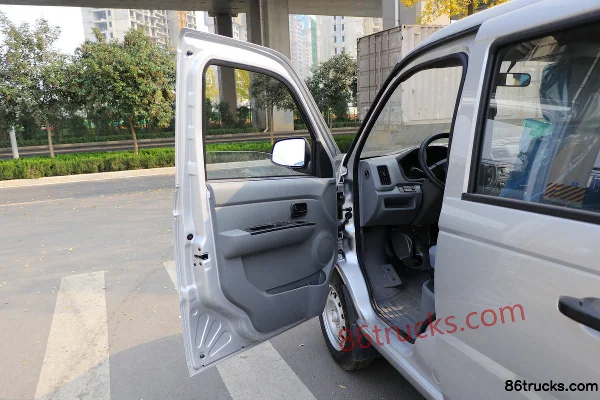 Foton Xiangling V 1.5L 115 hp 4X2(6 wheels) gasoline 2.3m double-row flatbed micro truck (China VI) Cab (1) | 86Trucks