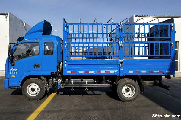 Yuejin Shangjun X500-33 143hp 4X2(6 wheels) 3.8m Semi-row Stake Truck Exterior (3) | 86Trucks