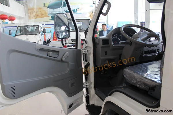 FAW Hongta FAW Jiefang Baling 78 hp 4X2(6 wheels) 2.815m double-row flatbed light truck Cab (1) | 86Trucks