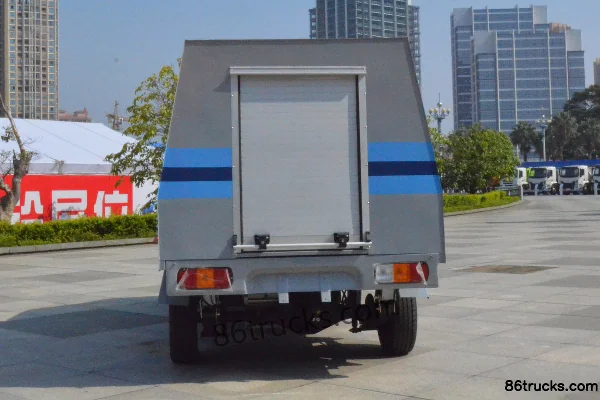 Yanlong Auto 4X2(6 wheels) Electric Cleaning Truck Exterior (2) | 86Trucks