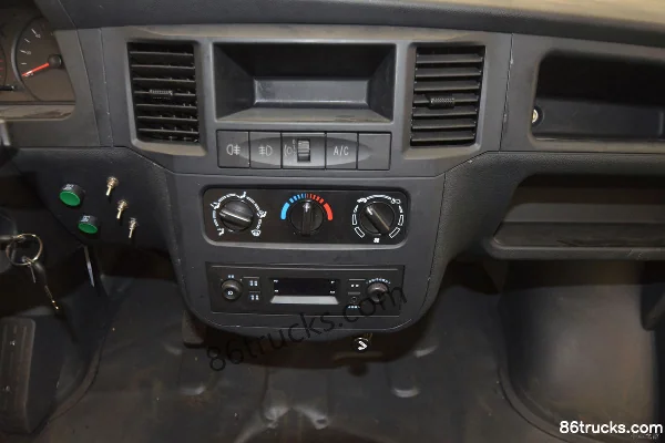Yanlong Auto 4X2(6 wheels) Electric Cleaning Truck Cab (2) | 86Trucks