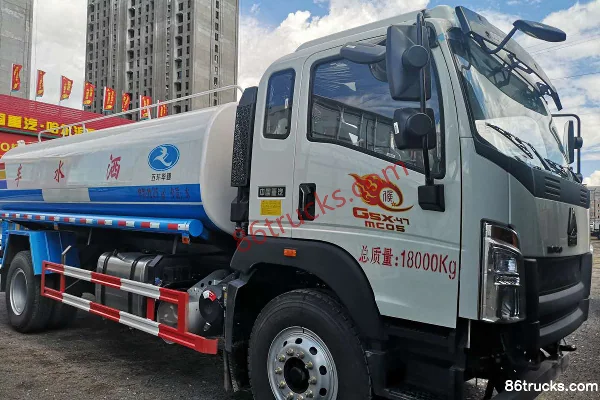 Huatong Huatong Sinotruk chassis water sprinkler truck