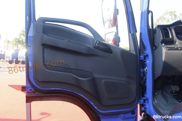 NanJun Ruijie D50 Luxury Edition 184 hp 4X2(6 wheels) 5.4m Semi-Row Flatbed Cargo Truck (China VI) Cab (1) | 86Trucks