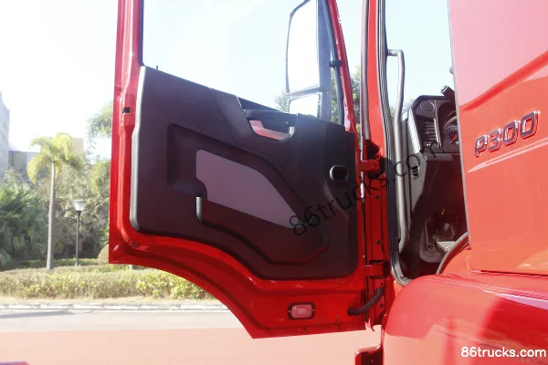 NanJun Ruiyu K60 300 hp 8X4(12 wheels) 6.8m Dump Truck Cab (1) | 86Trucks