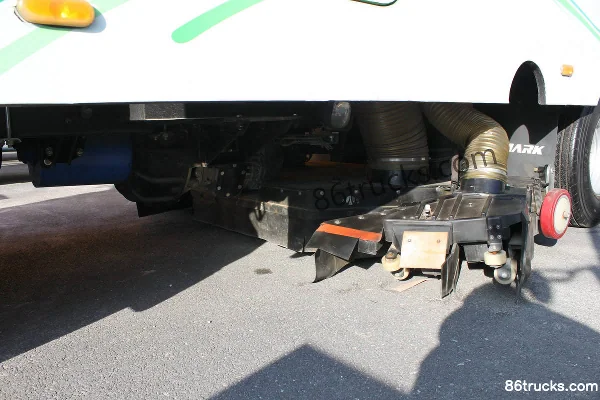Foton Aumark 1 Series 80 hp 4X2(6 wheels) garbage truck Cab (2) | 86Trucks