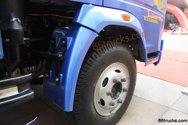 Sinotruk HOWO Hanjun 190 hp 4X2(6 wheels) 4.85m semi-row flatbed cargo truck (10-speed) Chassis (2) | 86Trucks
