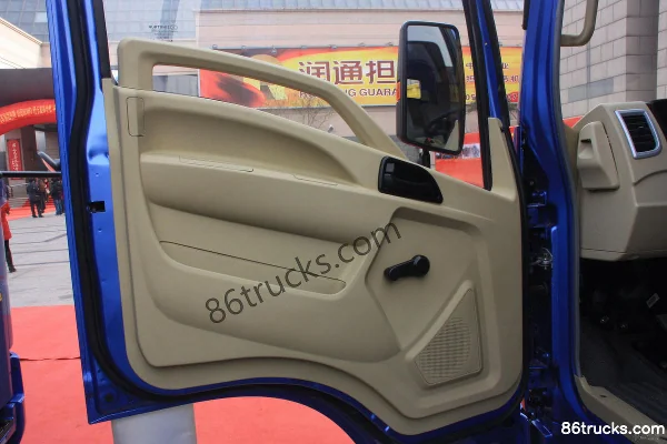 Sinotruk HOWO Hanjun 190 hp 4X2(6 wheels) 4.85m semi-row flatbed cargo truck (10-speed) Cab (3) | 86Trucks